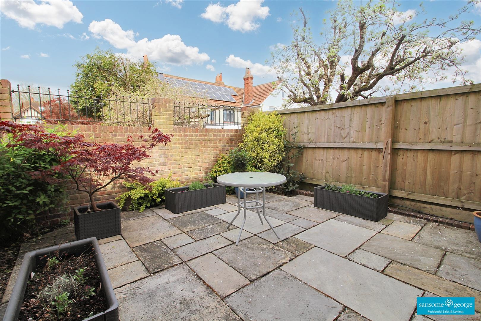 2 bed property in Grovelands Road, Reading